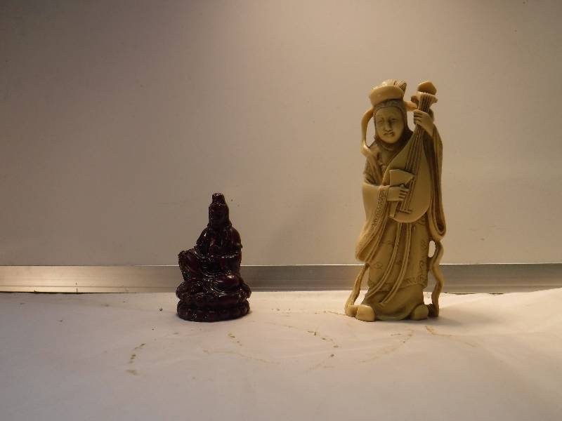 lot 8162 image: Hand crafted in Italy carving and other figurine