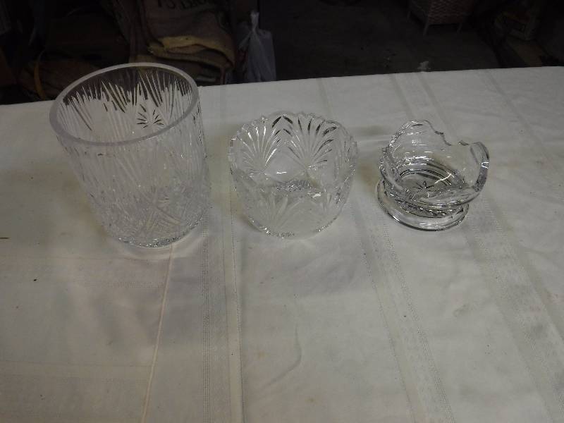 lot 8167 image: Glass vase, candy dish and other glass item