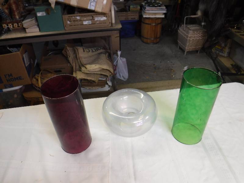 lot 8170 image: Colored glass chimneys and one boda glass item