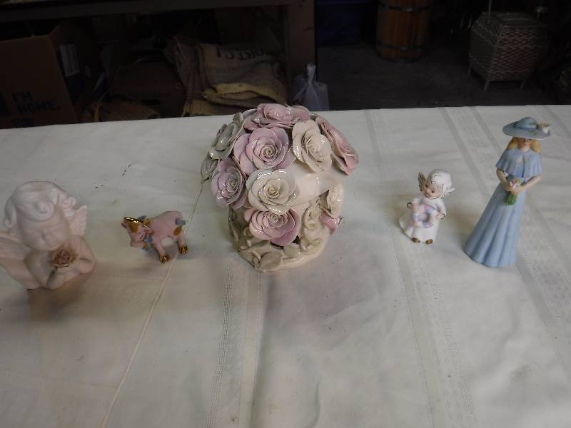 lot 8178 image: Enesco light up flower bouquet and other figurines