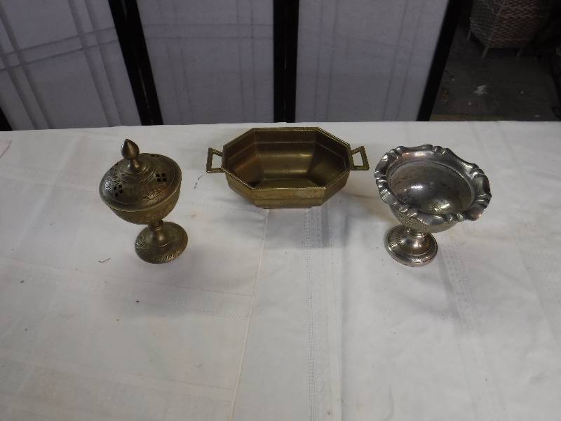 lot 8179 image: Mixed metals home decor items