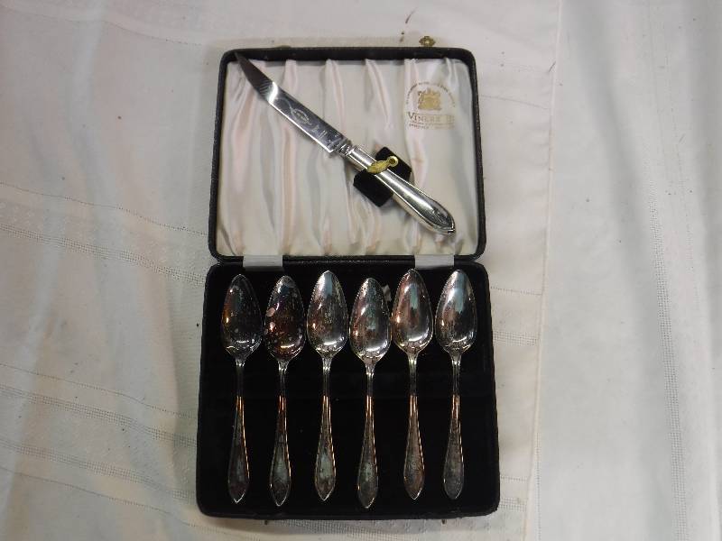 lot 8186 image: Viners Inc spoons and knife set in case