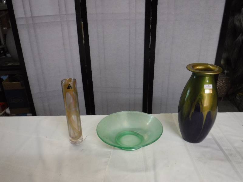 lot 8194 image: Isle of Wight- made in England vase and Ambiente Zwiesel blown glass made in Germany vase and a green glass bowl