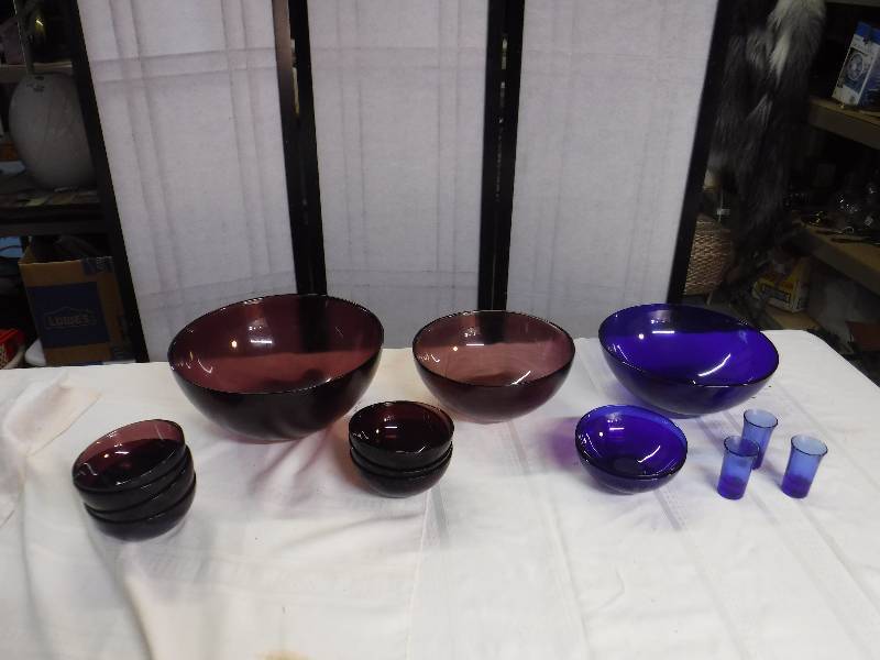 lot 8195 image: 9 purple glass bowls and 6 blue glass dishes