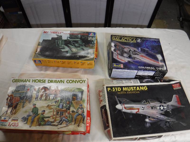 lot 8202 image: Lot of models