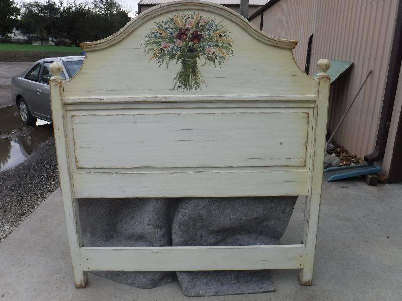 lot 8207 image: Hand painted head board- Full