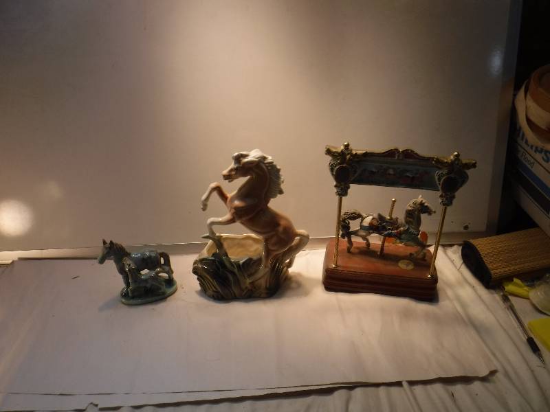 lot 8209 image: Kentucky Horse park music box and more horse items