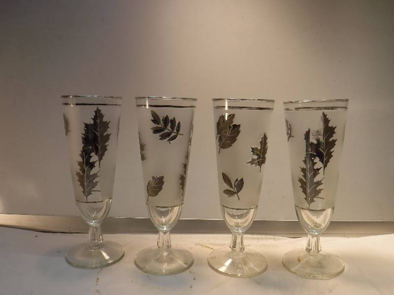 lot 8215 image: Retro bar ware drinking glasses with leaves on them- silver rims
