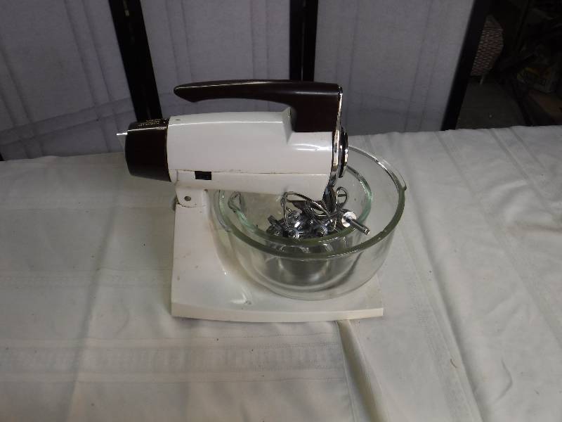 lot 8220 image: Sunbeam mix master stand mixer with bowls and paddles