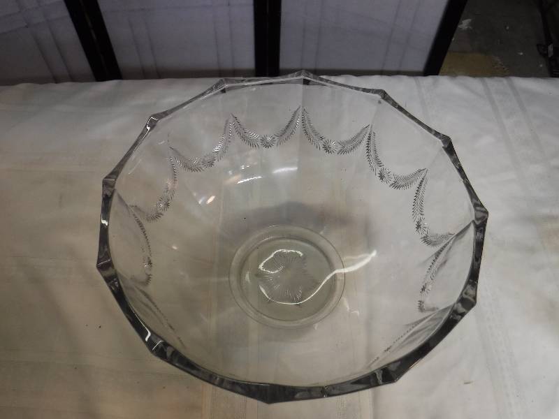 lot 8223 image: Art glass bowl