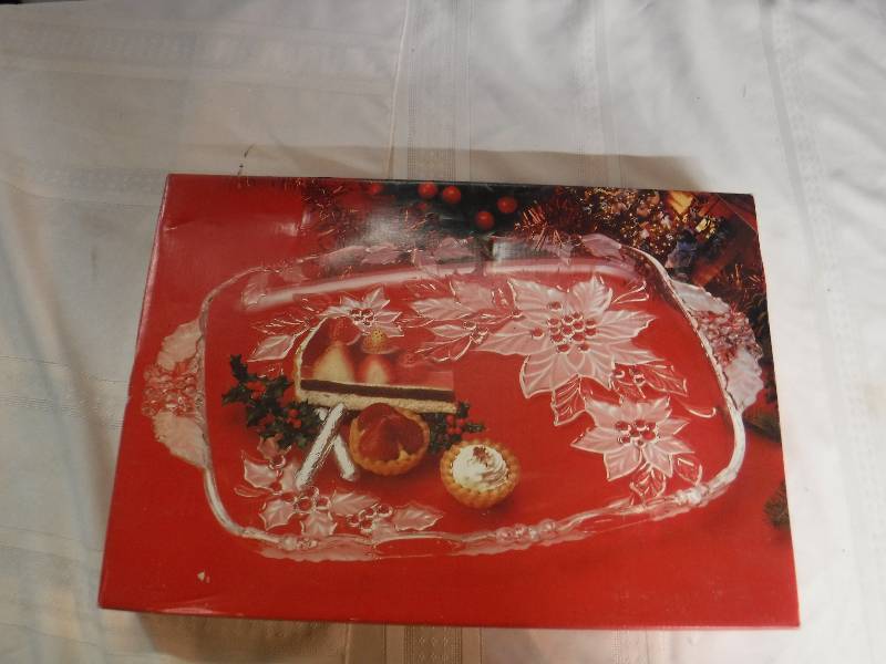 lot 8228 image: Mikasa Crystal poinsettia serving tray