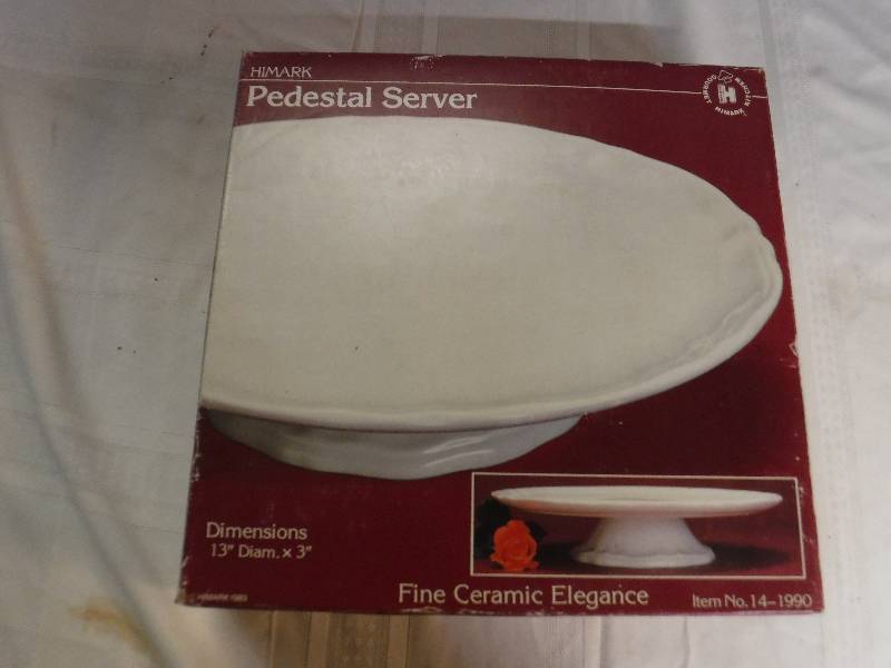 lot 8229 image: White elegant pedestal cake server