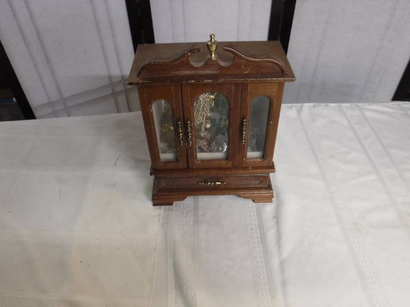 lot 8233 image: Small jewelry chest with contents