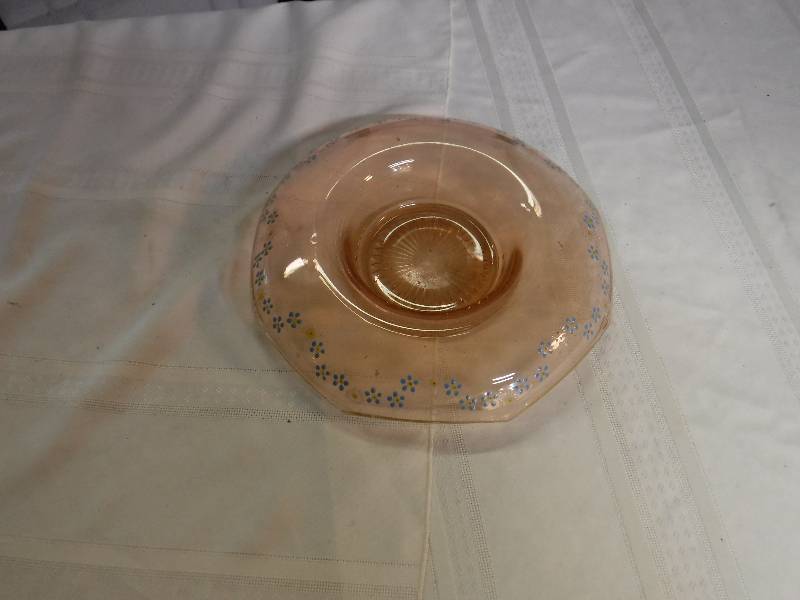 lot 8241 image: Pink art glass bowl