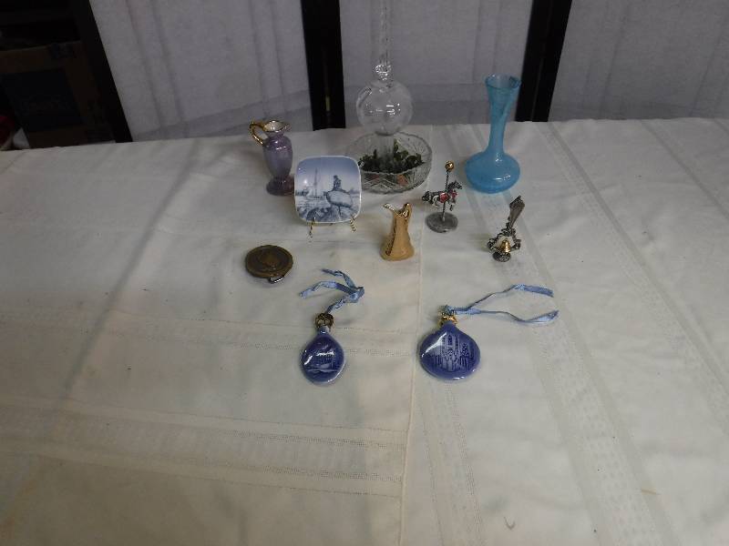 lot 8245 image: Mixed lot of goodies- includes carousel horse figure, art glass dish and more