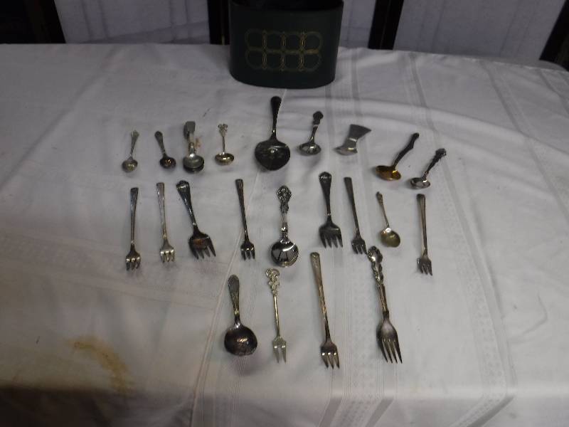 lot 8249 image: 26 pieces of silver plate flat ware and container