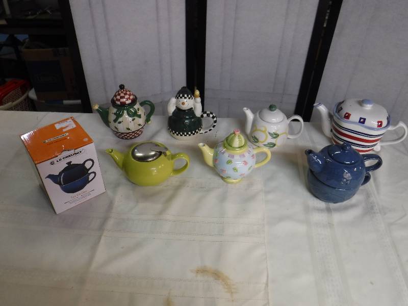 lot 8253 image: Tea pot collection lot- Snowman one is super cute