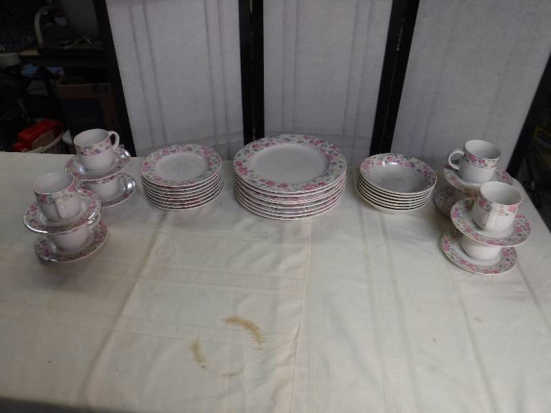 lot 8259 image: 34 pc vitormaster dinnerware