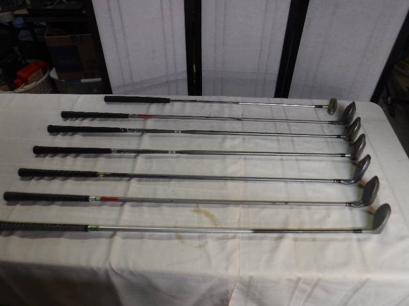 lot 8261 image: Mixed lot of Golf clubs