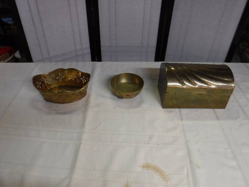 lot 8272 image: Brass items lot- includes a trinket box