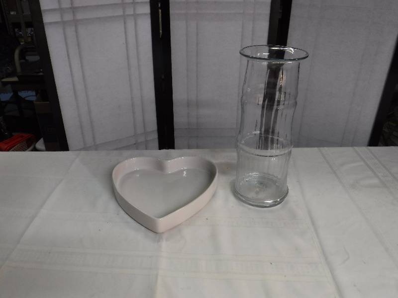 lot 8277 image: Frankoma Heart shape dish with vase