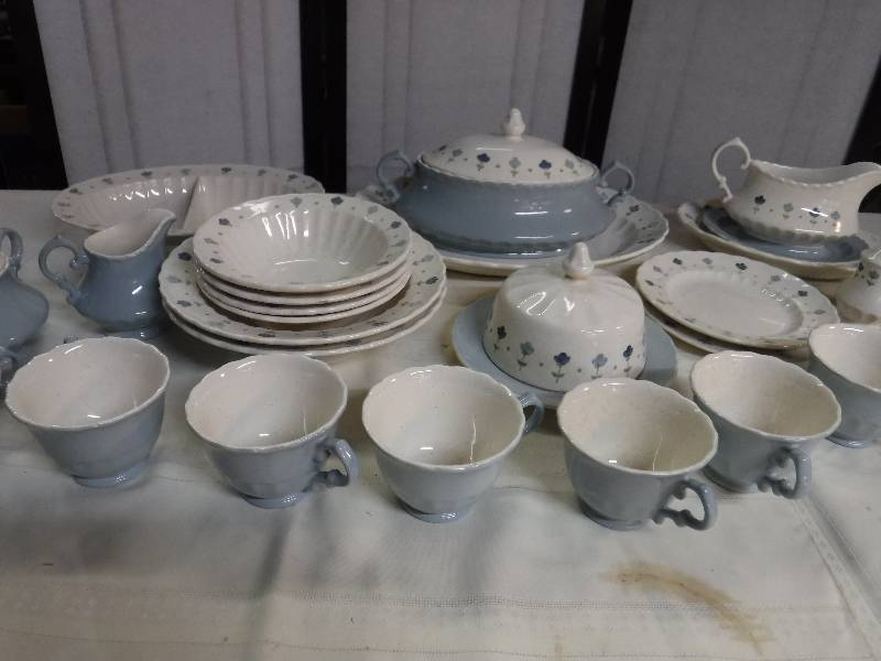 lot 8278 image: 24 pc vernonware dinnerware