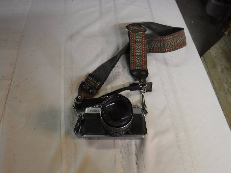 lot 8329 image: Minolta film camera with lense