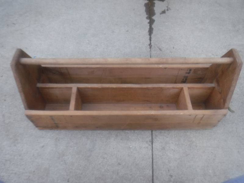 lot 2812 image: Large wood carpenters box