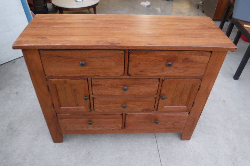 lot 2817 image: Attic Heirlooms brand dresser- matches lot 2816
