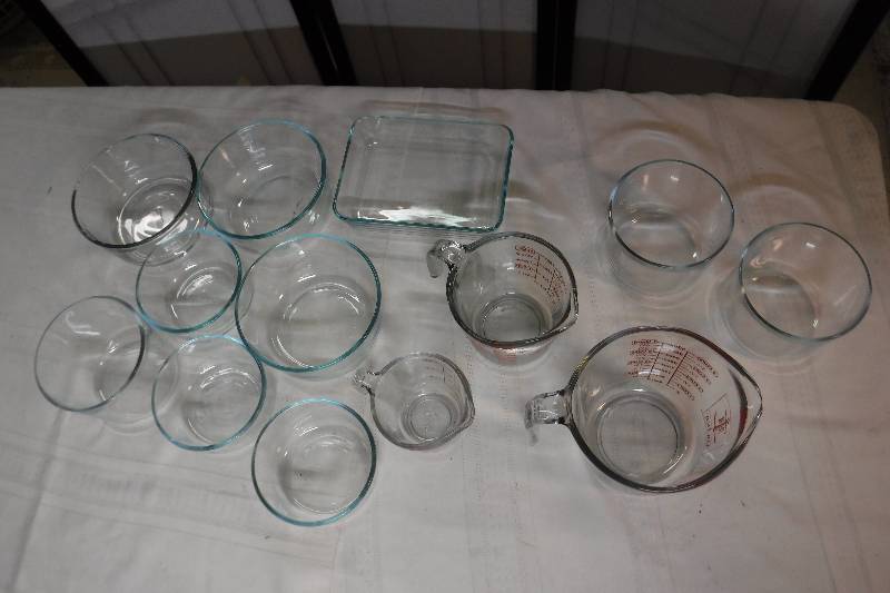 lot 4966 image: Glass mixing and baking lot- measuring cups, bowls and baking dish