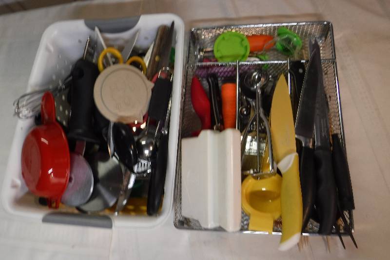 lot 4967 image: Large lot of Misc Kitchen utensils