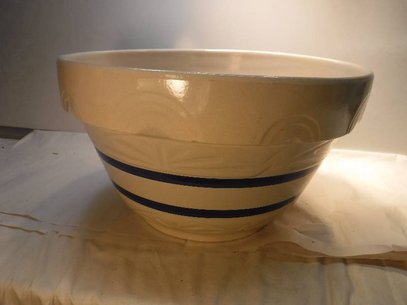 lot 8344 image: Roseville pottery bowl