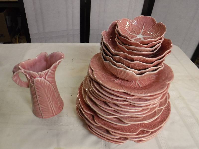 lot 6570 image: 24 pcs of Bordallo Pinneiro Made in Portugal pink leaf look dishes