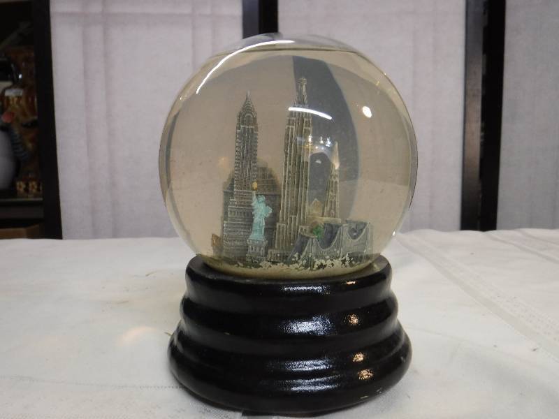 lot 6591 image: New York skyline snow globe- twin towers pre 911
