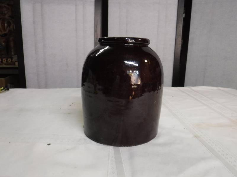 lot 6594 image: Butter churn crock- missing the paddle and top