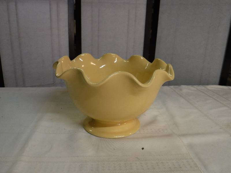lot 6601 image: Home brand fluted edge candy dish or serving bowl