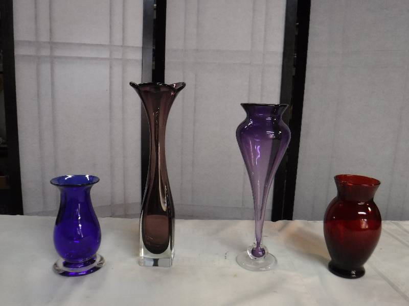 lot 6603 image: Art glass vase lot