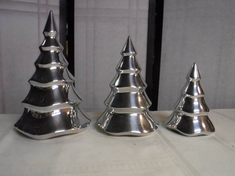 lot 6621 image: Trio of silver tone Christmas trees