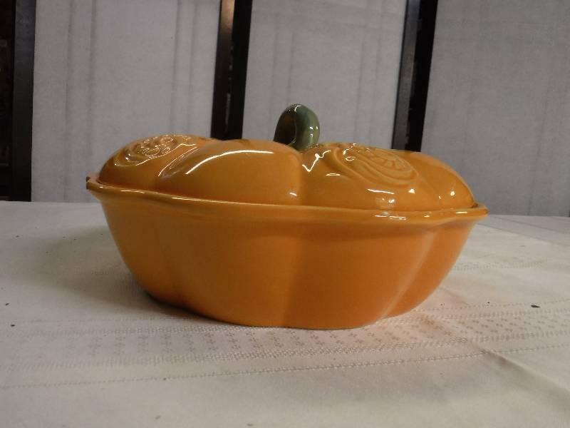 lot 6635 image: Pumpkin shaped Avon pie plate with lid