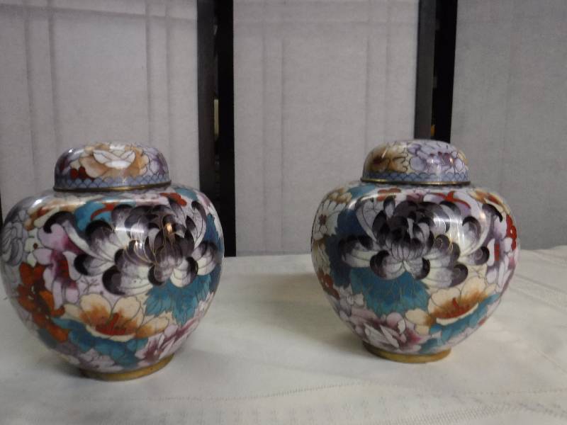 lot 6639 image: 2 very pretty floral oriental urns