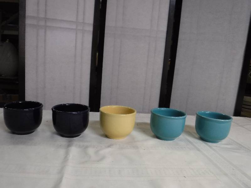 lot 6727 image: Mixed colors of bowls- 5 total