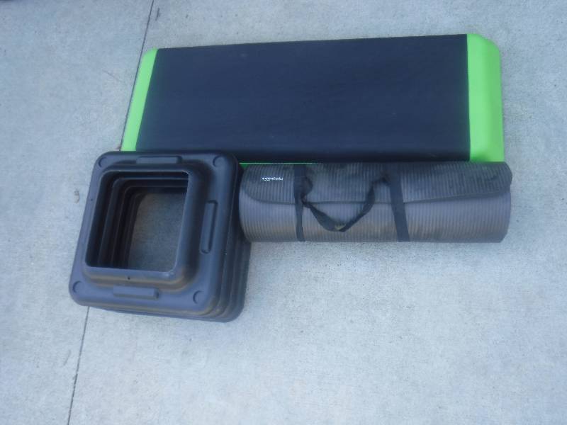 lot 2828 image: Yoga mat, exercise step and more