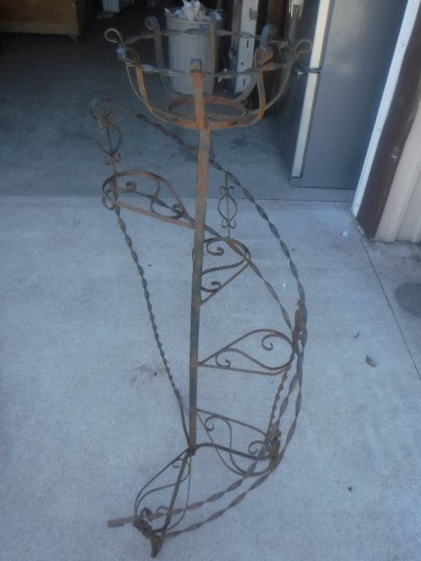 lot 2829 image: Metal plant stand