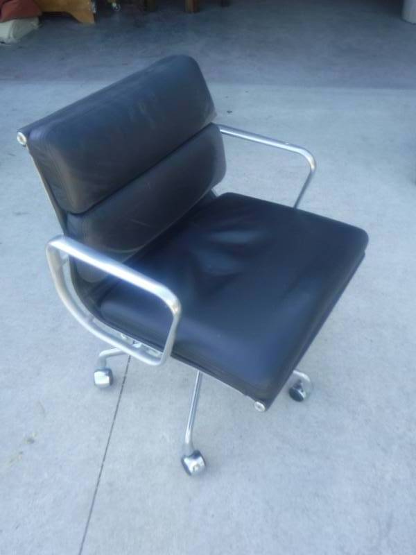 lot 2848 image: Rolling office chair