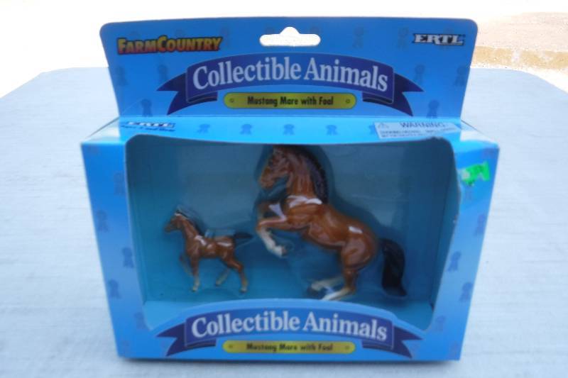 lot 7432 image: Ertl Collectible Animals Toy Mustang Mare and foal