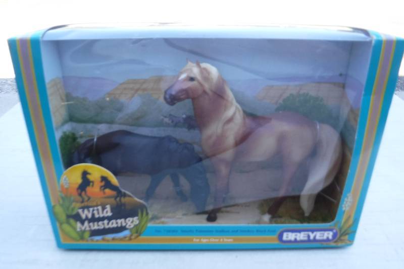 lot 7433 image: Breyer Wild Mustang toy horses