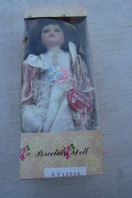 lot 7436 image: Kinnex Michelle Porcelain doll
