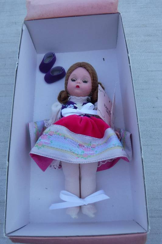 lot 7442 image: Madame Alexander  Folk Dance collectors doll
