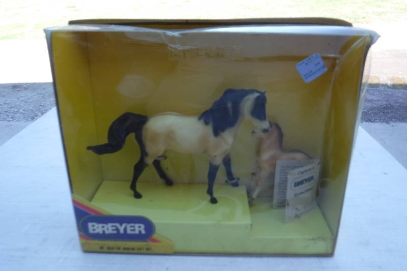 lot 7452 image: breyer  The dawning gift set mare and foal horse toys