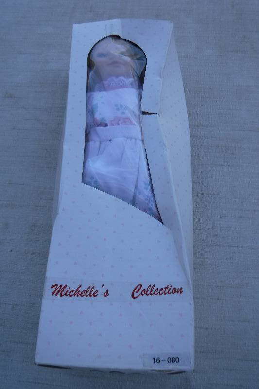 lot 7462 image: Michelles collection porcelain doll